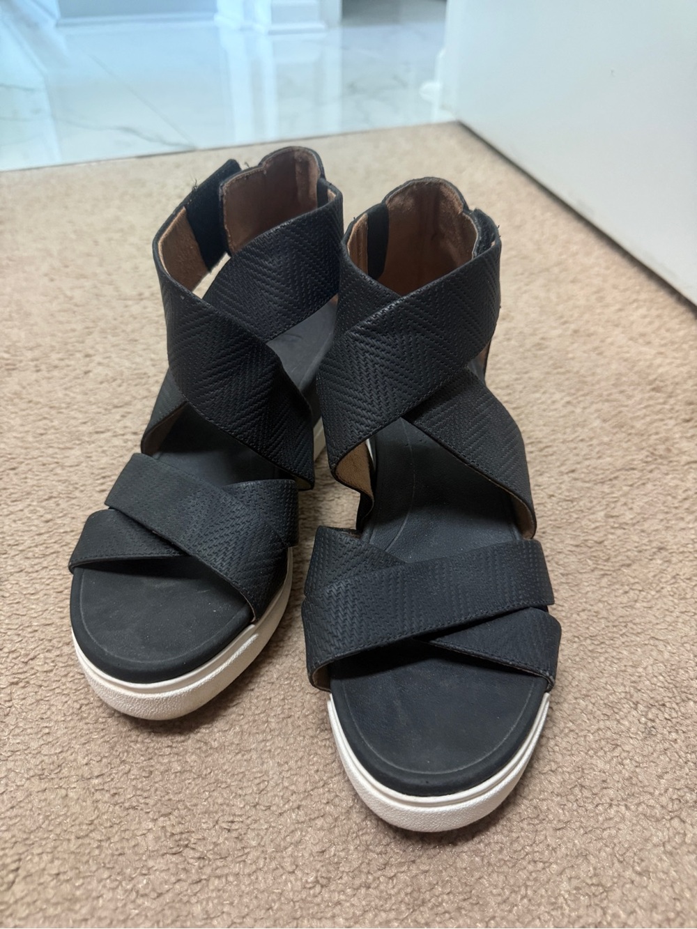Dr. Scholl's Black Elastic Crisscross Platform Sandals